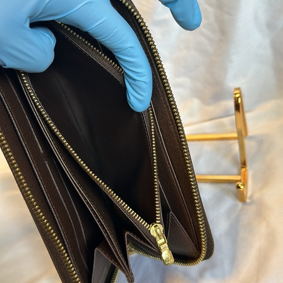 EUC:Louis Vuitton Zippy Damier Ebene Wallet: lots of room for your cards/cash:❤️ - Picture 7 of 8